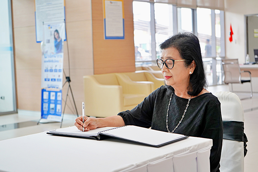 คณะผู้บริหาร แพทย์ พยาบาล และเจ้าหน้าที่โรงพยาบาลธนบุรี ตรัง